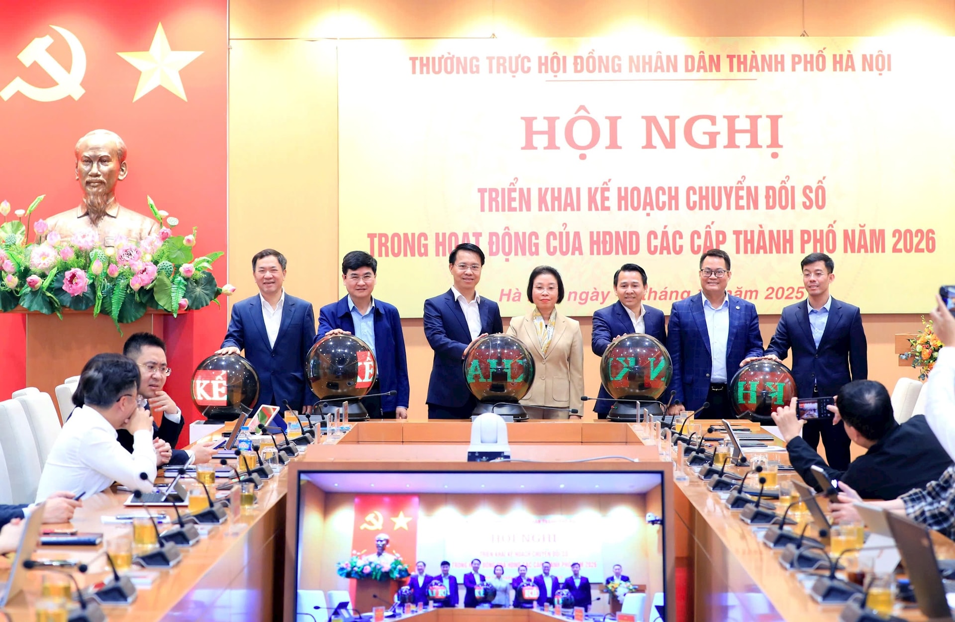 HĐND thành phố Hà Nội thực hiện nghi thức ra mắt một số ứng dụng quản lý thông tin bầu cử thành phố Hà Nội.