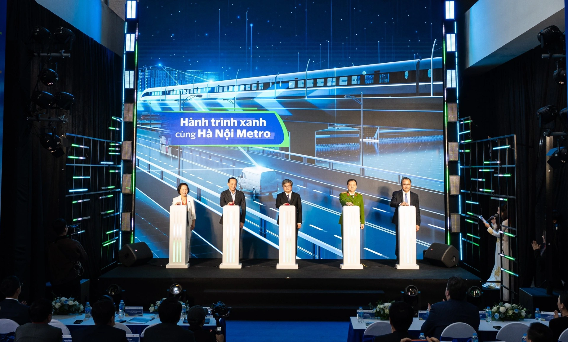 Lãnh đạo Bộ Xây dựng, Bộ Công an, UBND TP Hà Nội và đại diện Visa thực hiện nghi thức bấm nút khai trương hệ thống.