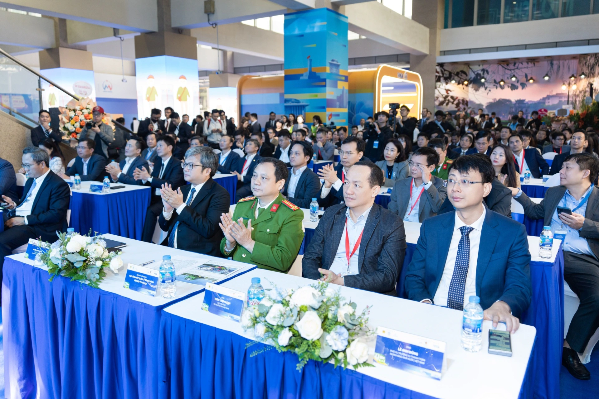 Các đại biểu tham dự Lễ công bố hệ thống soát vé tự động thế hệ mới tại ga Cát Linh, sáng 5/12.