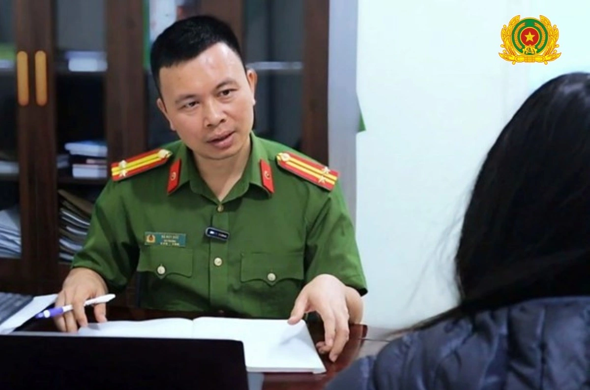 Tin vào người đàn ông tự xưng là kỹ sư game, hứa hẹn mối quan hệ vợ chồng và rủ tham gia “vá lỗ hổng game” để kiếm tiền, một phụ nữ ở Nghệ An đã nhiều lần chuyển tiền, cắm sổ đỏ, bán vàng, để rồi sập bẫy lừa đảo tinh vi trên không gian mạng, mất tổng cộng 2,4 tỷ đồng.