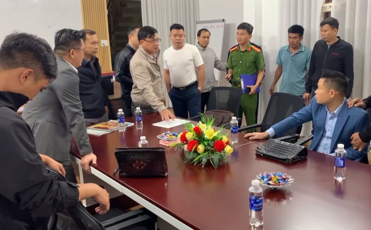 Khám xét nơi làm việc của Nguyễn Việt Phương - một trong 13 đối tượng đã bị bắt giữ tại Công ty CP đầu tư Gold Land Global ở phường Tân An (Đắk Lắk).