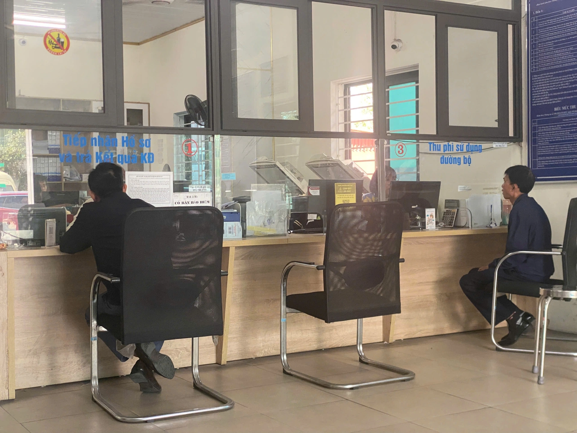 Người dân làm thủ tục kiểm định phương tiện tại một trung tâm đăng kiểm trên địa bàn tỉnh Nghệ An.