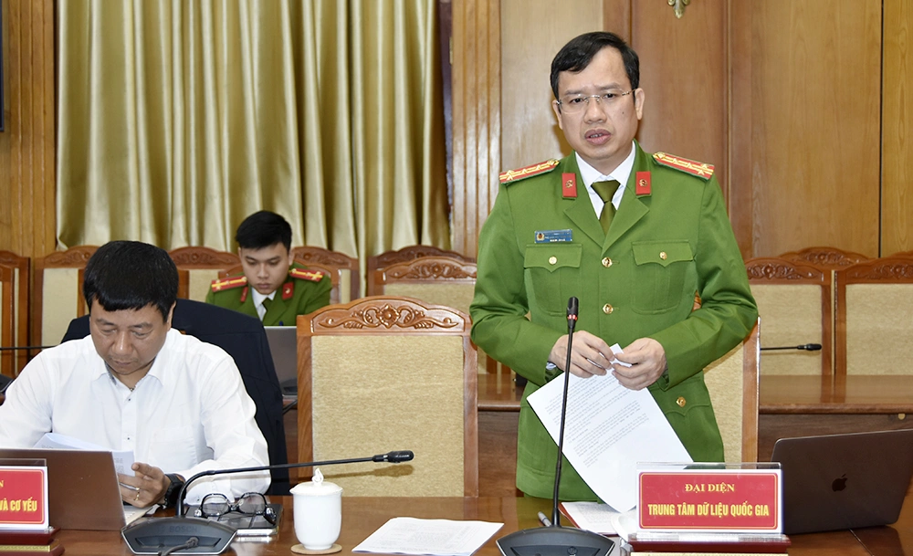 Đại tá Nguyễn Thành Vĩnh, Phó Giám đốc Trung tâm dữ liệu Quốc gia trao đổi về việc triển khai Luật Dữ liệu và các văn bản hướng dẫn tại buổi làm việc.