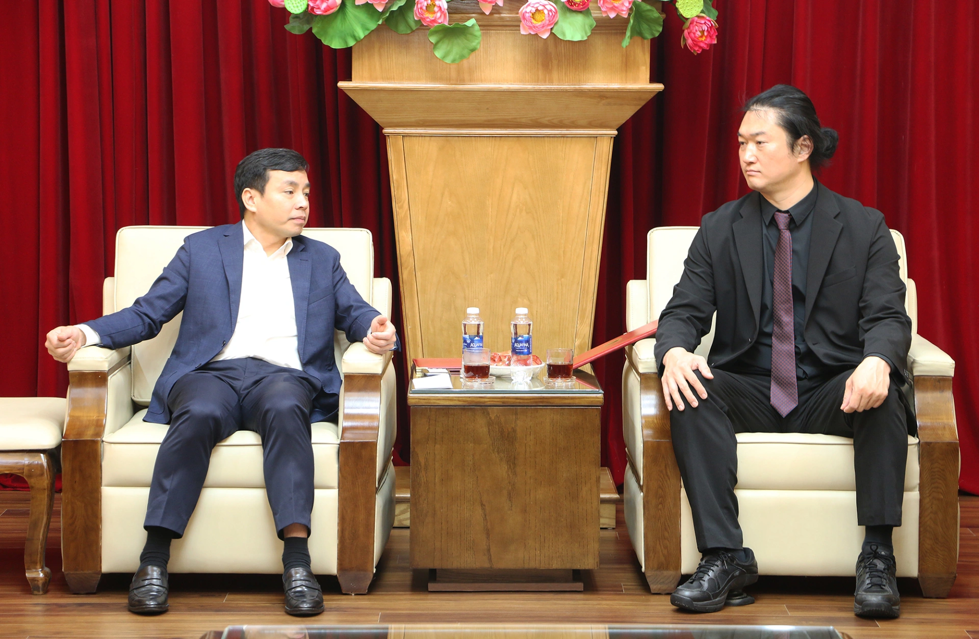 Thiếu tướng Lê Xuân Minh (bên trái) trao đổi với ông Kim Jin Wook (bên phải) về thực trạng an ninh mạng và bảo vệ dữ liệu cá nhân