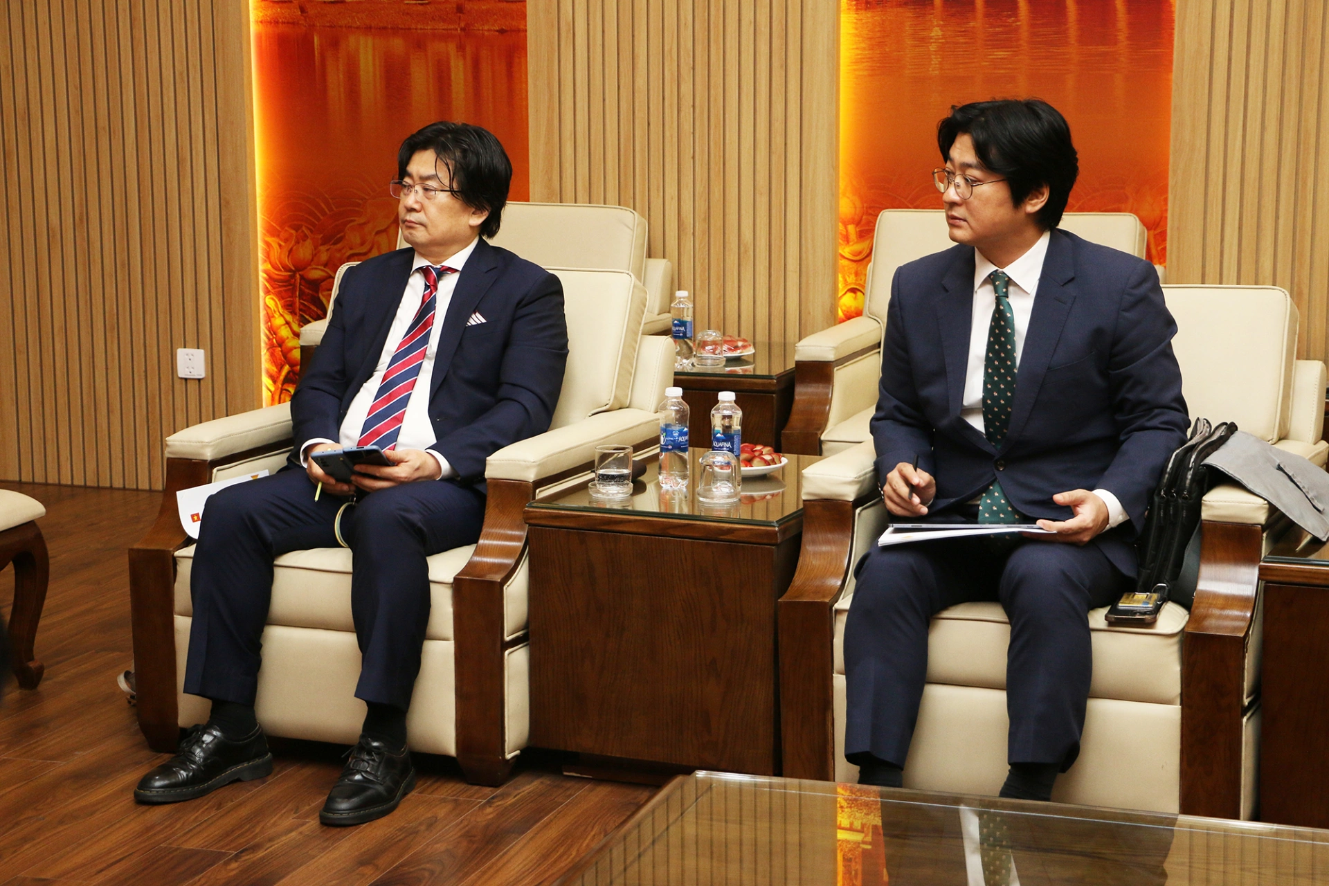 Ông Cho Seong Jik (trái) - Trưởng đại diện Văn phòng chiến lược khu vực Đông Nam Á tại Việt Nam, Cơ quan An toàn và An ninh mạng Hàn Quốc (KISA), và ông Kim Ki Bae (phải) - Chủ tịch Viện Nghiên cứu Bảo vệ dữ liệu cá nhân Hàn Quốc