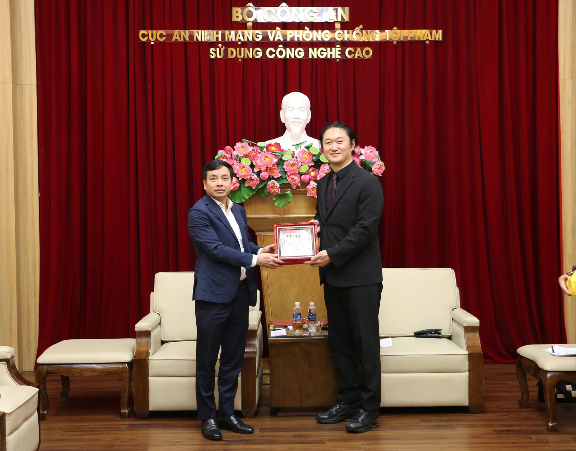 Lãnh đạo Cục A05 trao lưu niệm cho đại diện đoàn Hàn Quốc