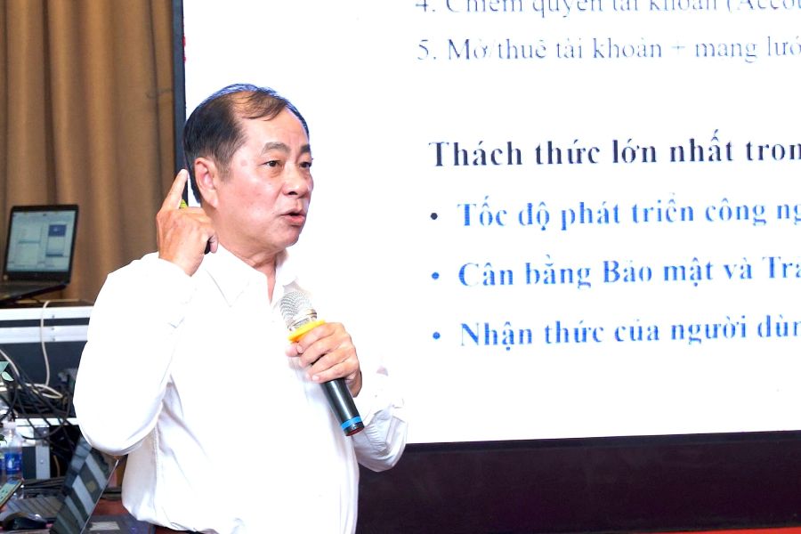 Tiến sĩ Đinh Thế Hiển - Viện trưởng Viện Nghiên cứu tin học và Kinh tế ứng dụng thông tin xu hướng lừa đảo qua ứng dụng ngân hàng số tại hội thảo. Ảnh: Đỗ Doãn
