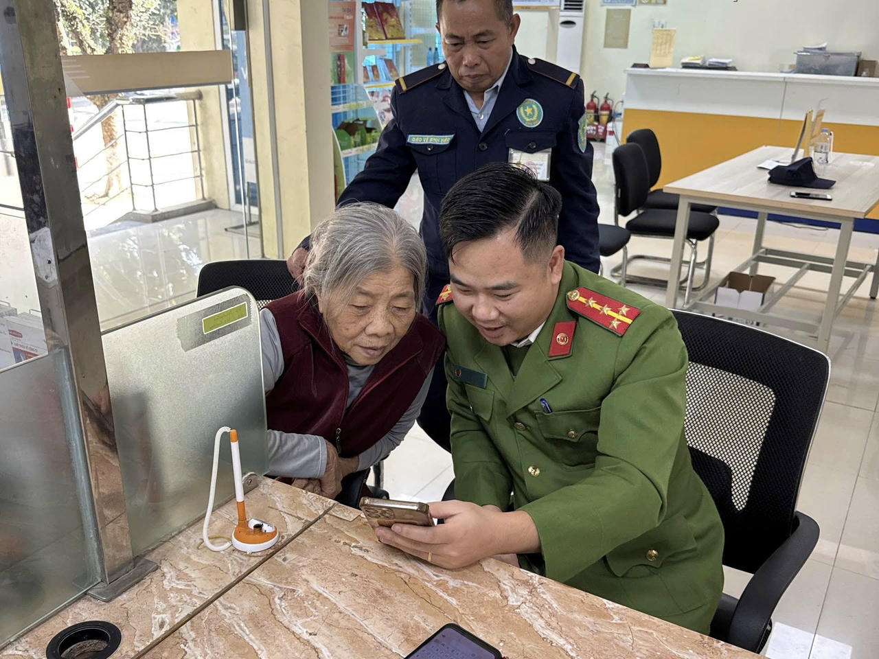 Công an xã Bát Xát, tỉnh Lào Cai đã kịp thời ngăn chặn một vụ việc có dấu hiệu lừa đảo trên không gian mạng đối với công dân trên địa bàn.