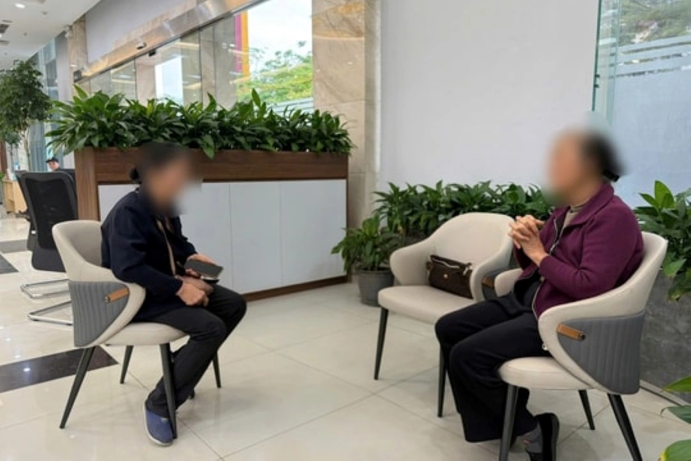 Bà K. và bà T. tại Ngân hàng.