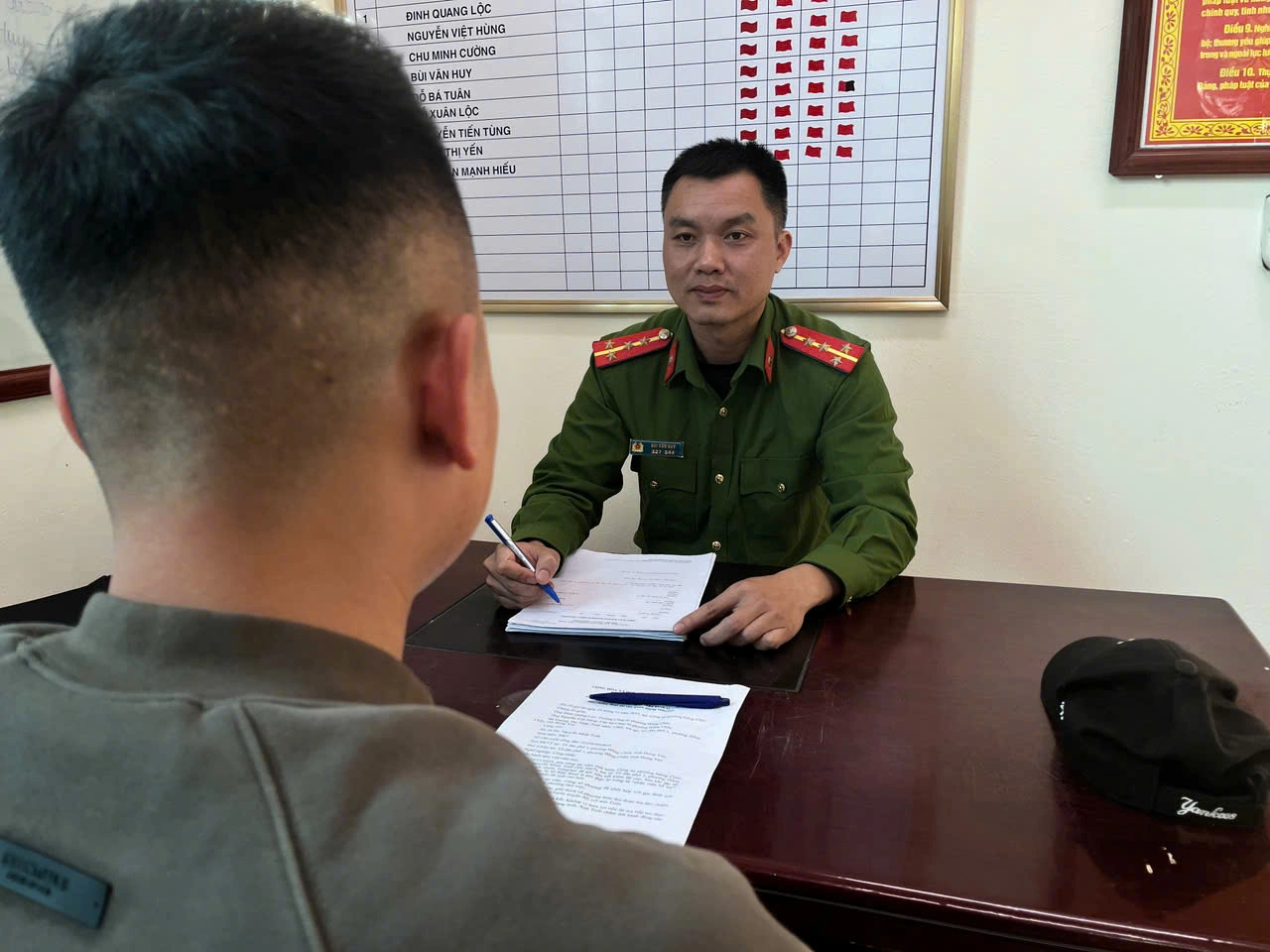 Công an phường Hồng Châu kịp thời ngăn anh N.M.T nạp tiền vào các trang web lừa đảo. Ảnh Công an tỉnh Hưng Yên