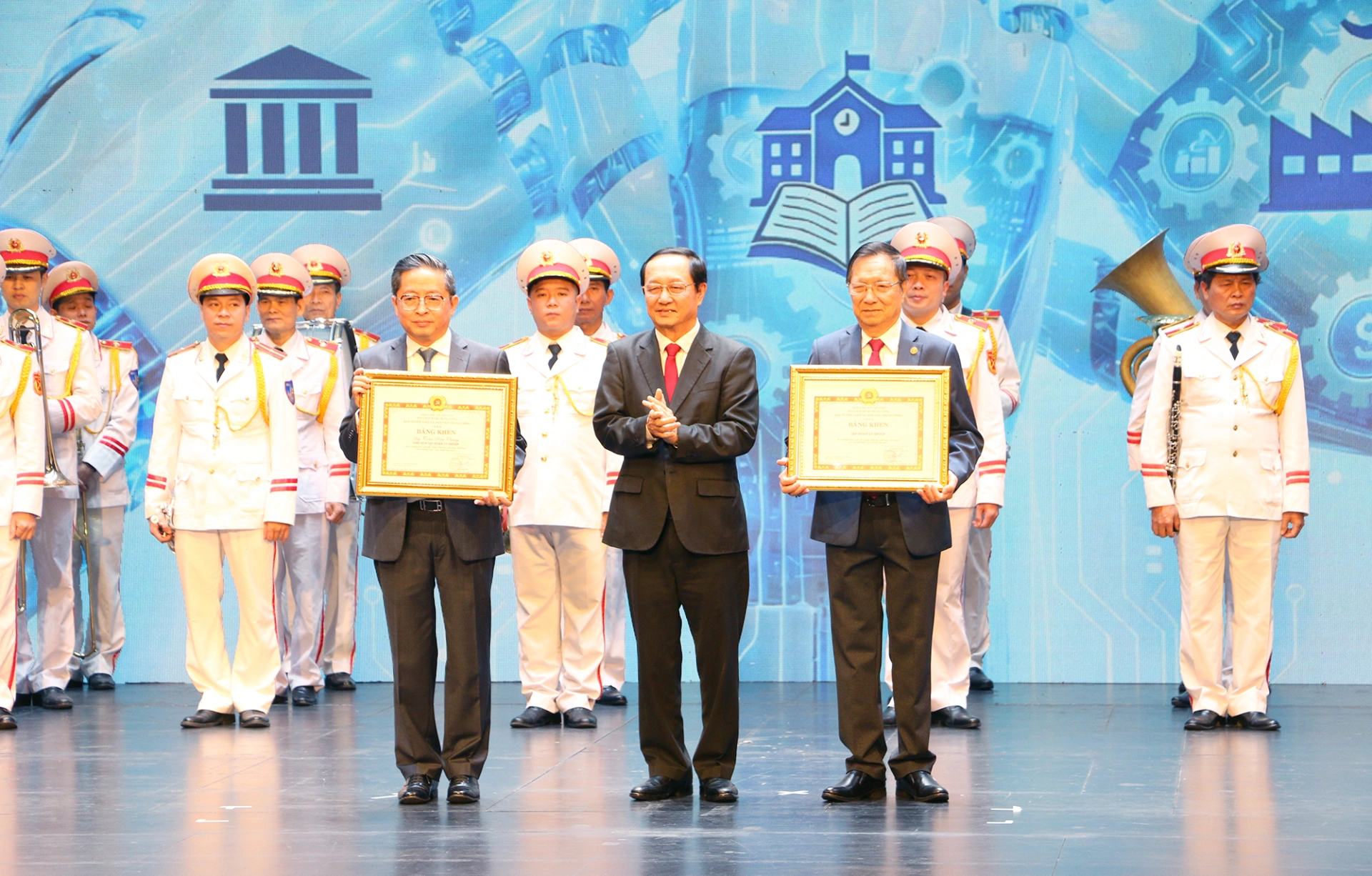 CT Group và Chủ tịch Trần Kim Chung nhận bằng khen từ Ban Tuyên giáo Trung ương