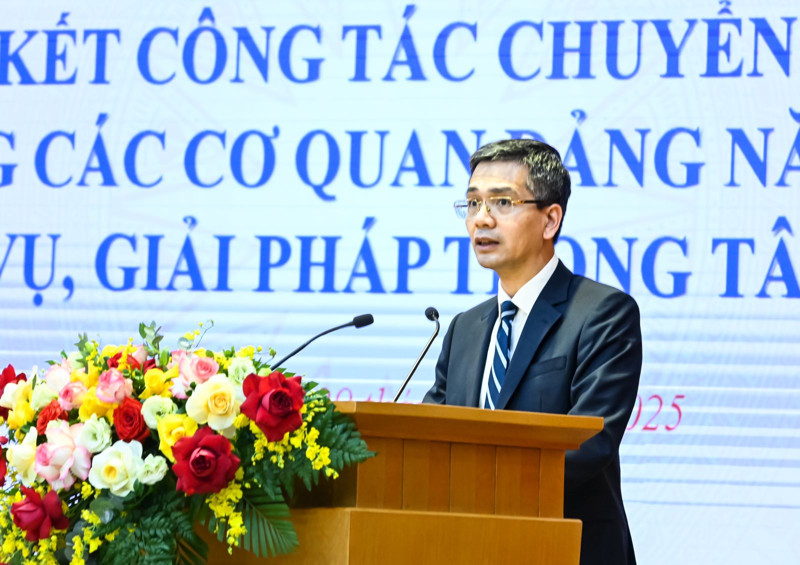 Đồng chí Võ Thành Hưng, Phó Chánh Văn phòng Trung ương Đảng trình bày báo cáo tóm tắt, nhấn mạnh tỷ lệ hoàn thành nhiệm vụ chuyển đổi số năm 2025 đạt 61%.