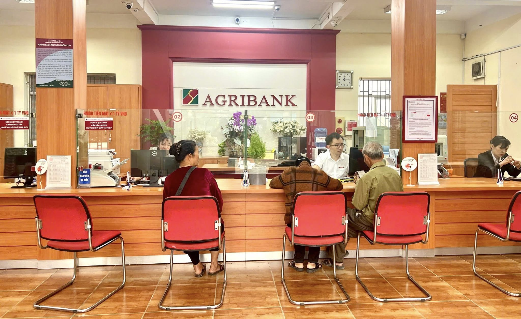 Từ biểu hiện bất thường của khách hàng đến rút tiền, các nhân viên Phòng giao dịch đã ngăn chặn thành công vụ giả danh lừa đảo.