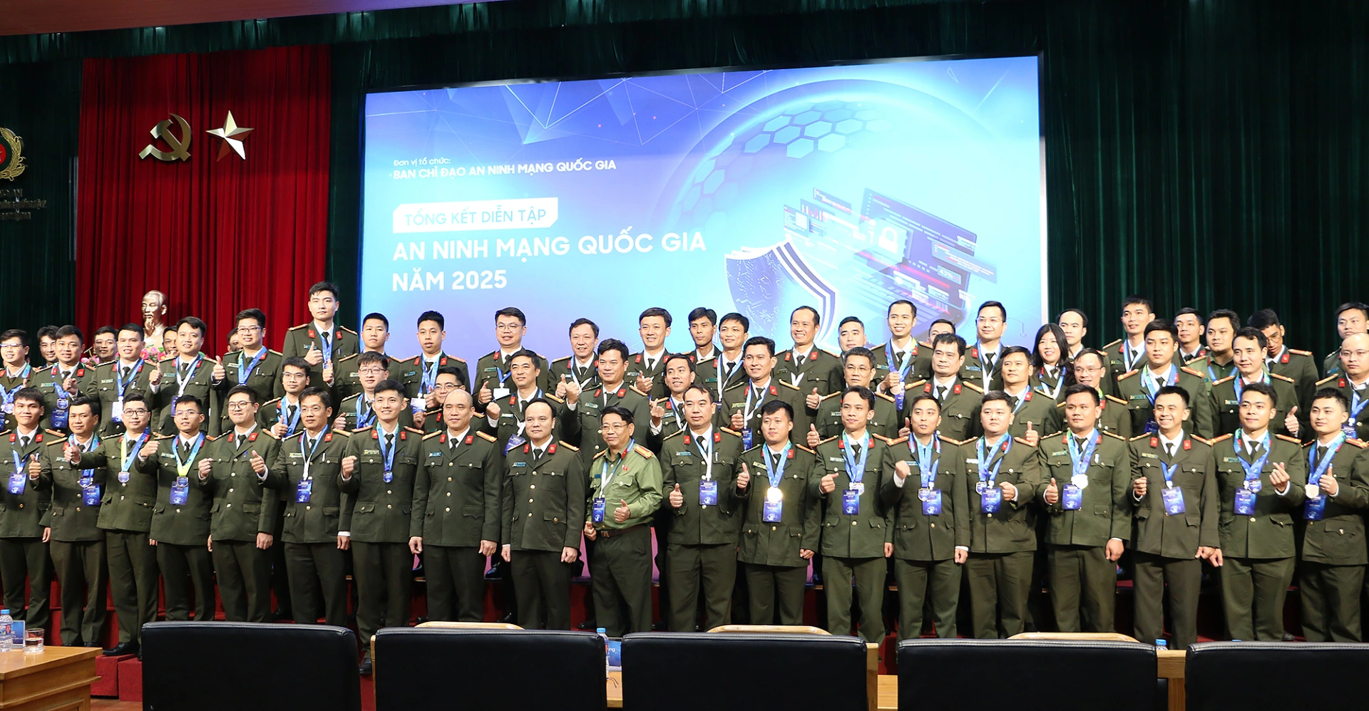 Các chiến sĩ tham dự Diễn tập An ninh mạng 2025 chụp ảnh lưu niệm