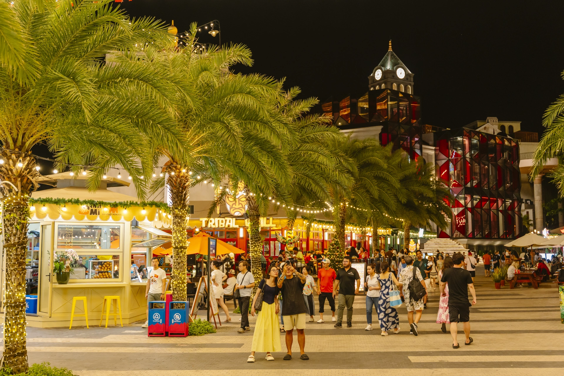  Không khí mua sắm và giải trí sôi động về đêm tại khu phố Sunset Bazaar.
