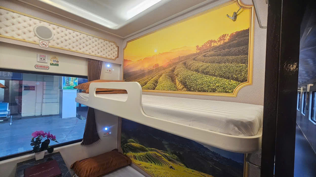 Các toa xe được nâng cấp toàn diện về nội thất và công nghệ, hệ thống chống ồn - chống rung, chiếu sáng hiện đại, bảng điện tử tích hợp và tiện nghi vệ sinh cải tiến.