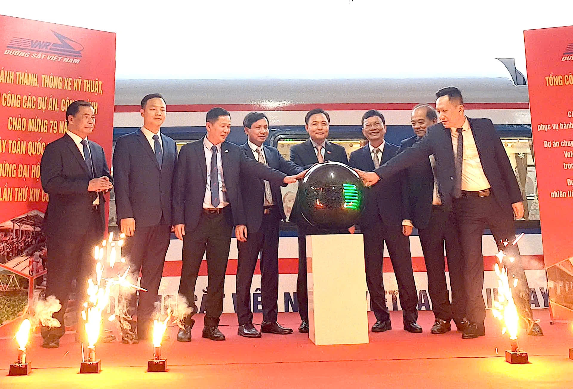 Tổng công ty Đường sắt Việt Nam khánh thành công trình hiện đại hóa toa xe phục vụ hành khách trên hệ thống đường sắt quốc gia, sáng 19/12 tại ga Hà Nội.