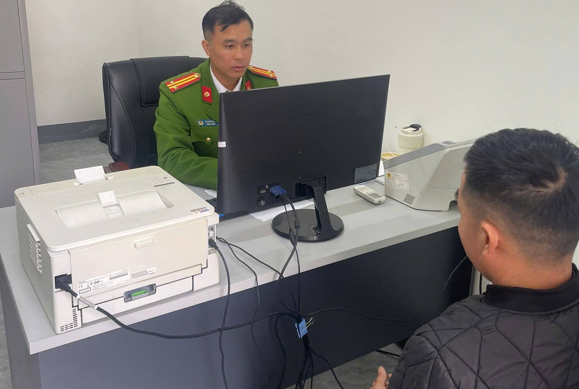 Công an phường Cam Đường làm việc với đối tượng.