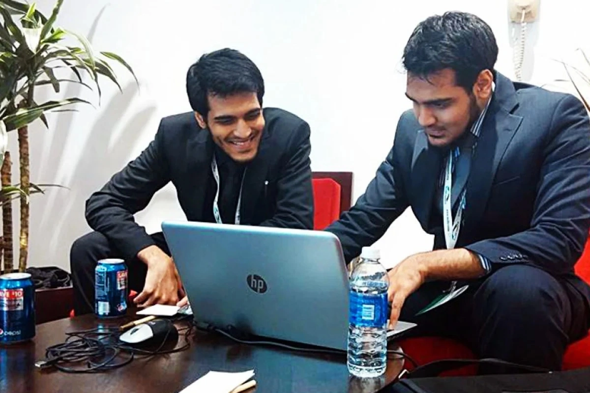 Anh em sinh đôi Muneeb và Sohaib Akhter trong bức ảnh chụp năm 2015. Ảnh South China Morninh Post.