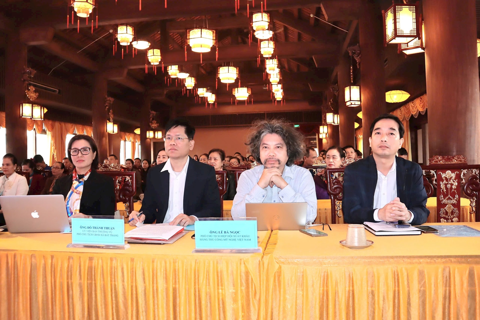 Các đại biểu tham dự hội thảo về giải pháp bảo tồn và phát triển làng nghề Bát Tràng gắn với du lịch và chuyển đổi số.