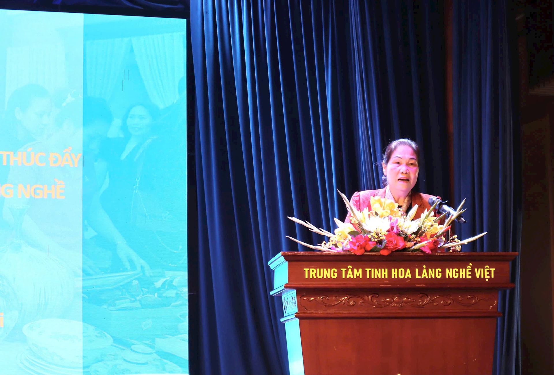 Bà Hà Thị Vinh, Chủ tịch Hiệp hội Thủ công mỹ nghệ và làng nghề Hà Nội, nghệ nhân làng nghề Bát Tràng, chia sẻ tại hội thảo.