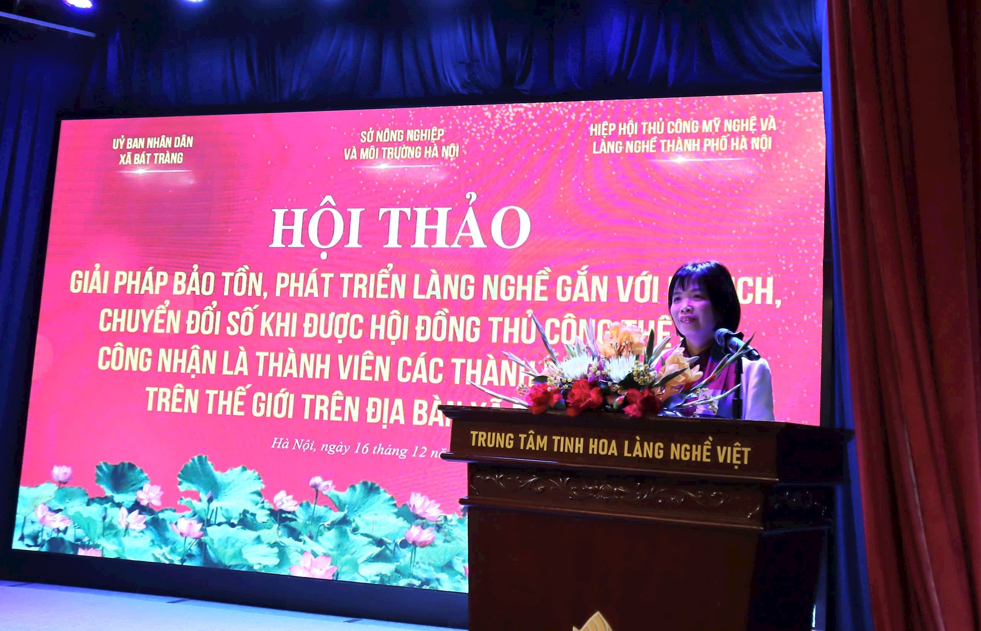 Bà Hoàng Thị Hòa, Trưởng phòng Phát triển nông thôn (Sở Nông nghiệp và Môi trường Hà Nội), phát biểu tại hội thảo.
