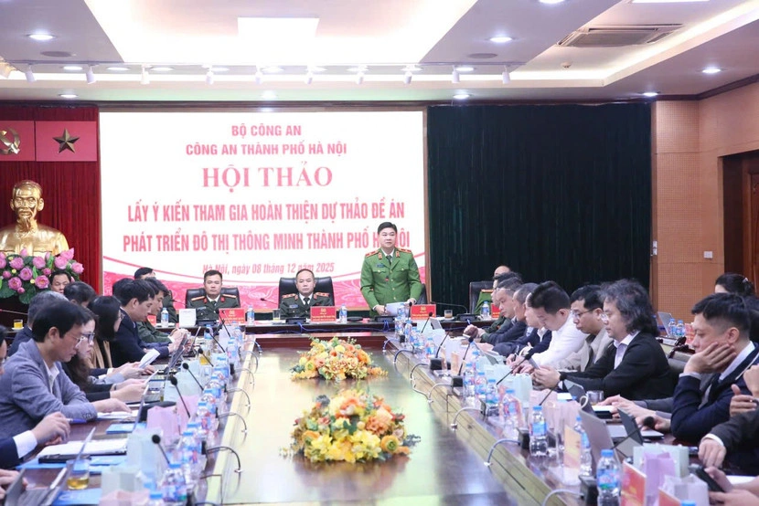 Thiếu tướng Dương Đức Hải, Phó Giám đốc Công an thành phố Hà Nội, điều hành phần tham luận tại hội thảo.