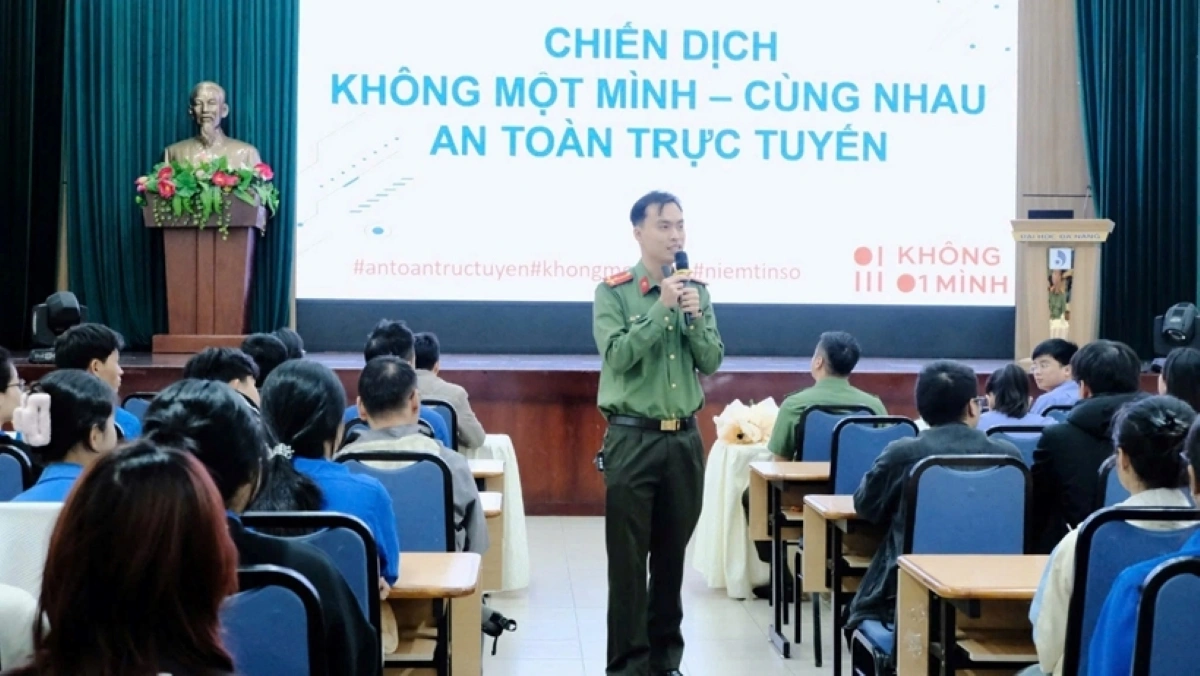 Chi đoàn Phòng An ninh Chính trị Nội bộ Công an TP Đà Nẵng tuyên truyền pháp luật.