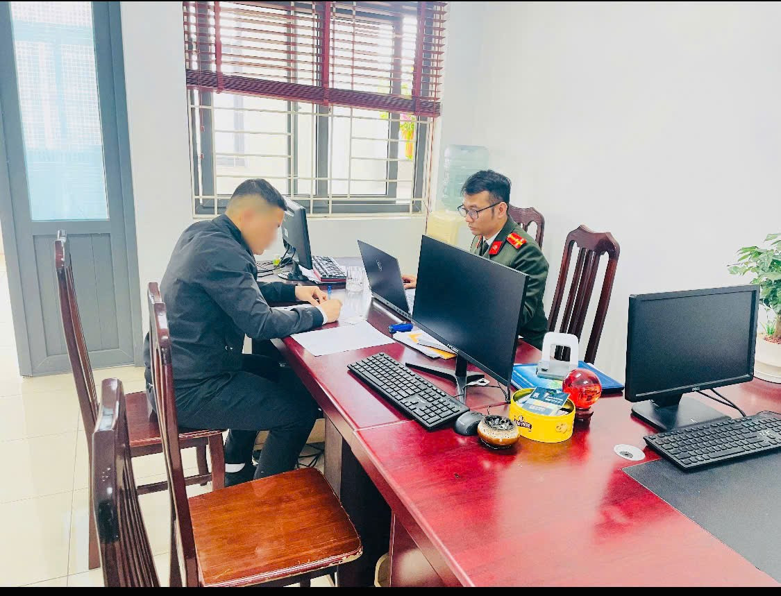 Người đàn ông tại cơ quan Công an.