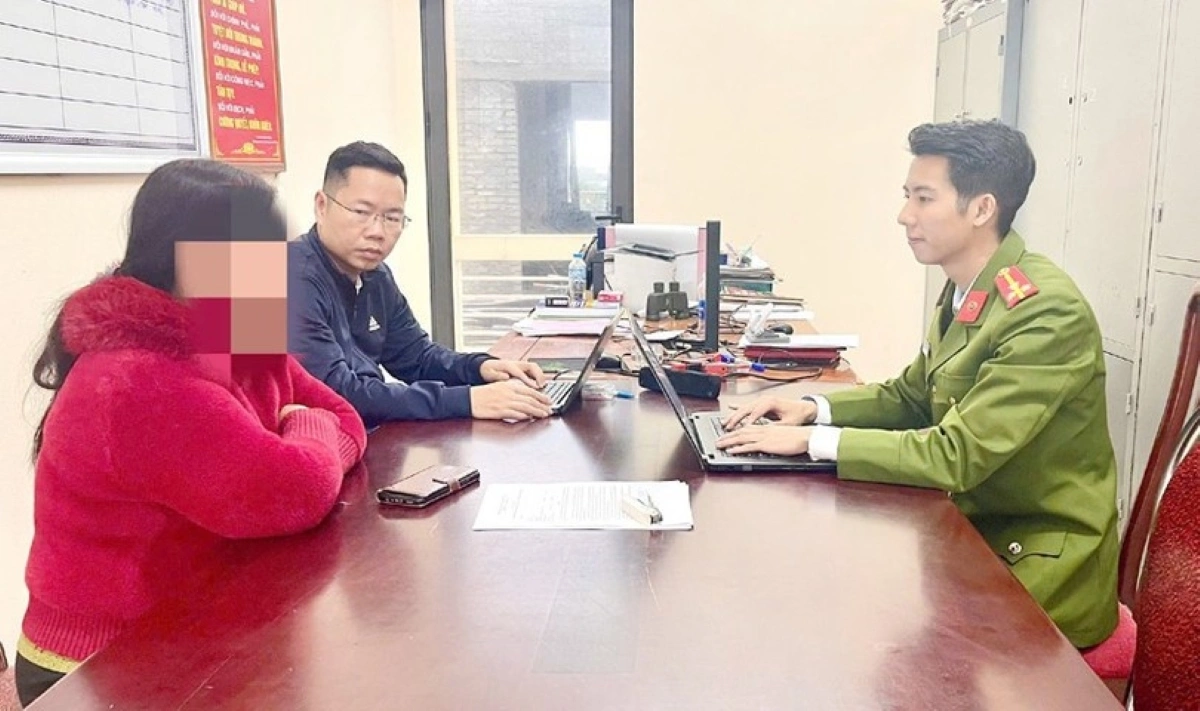 Người nhà anh Đ.V.H trình bày sự việc với Công an xã Kỳ Hoa.