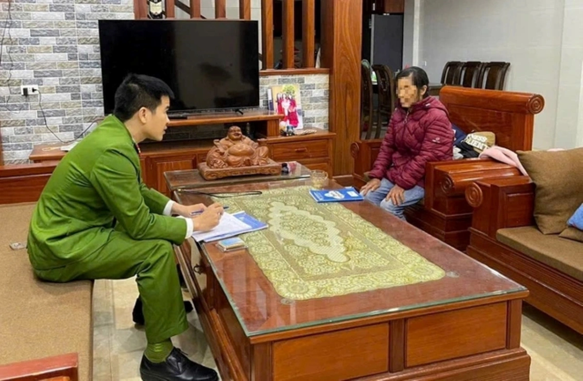 Công an phường Vinh Hưng giải thích để bà H. biết về thủ đoạn lừa đảo chuyển tiền qua mạng.