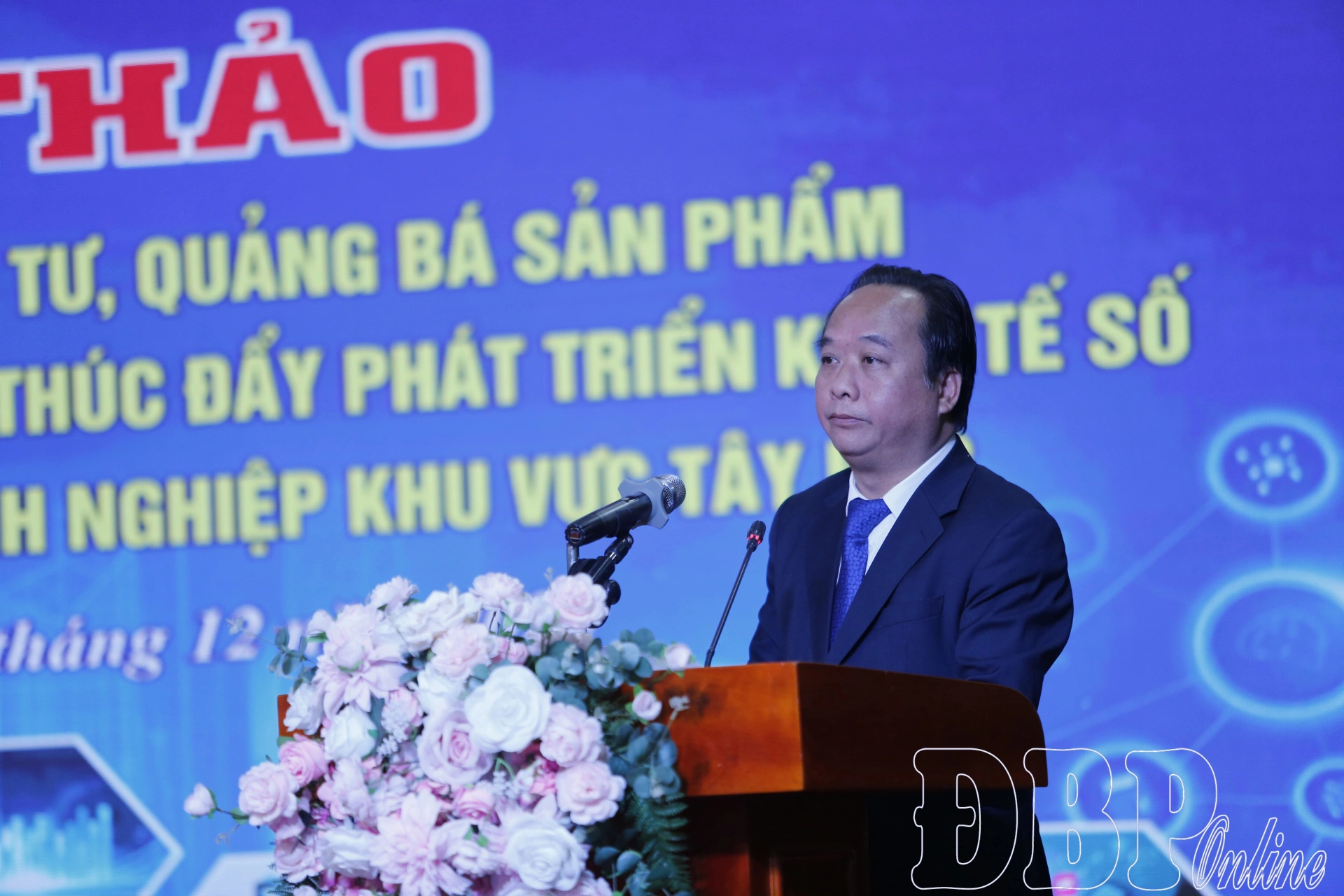 Ông Nguyễn Minh Phú - Phó Chủ tịch UBND tỉnh Điện Biên trình bày định hướng chuyển đổi số của tỉnh tại hội thảo.