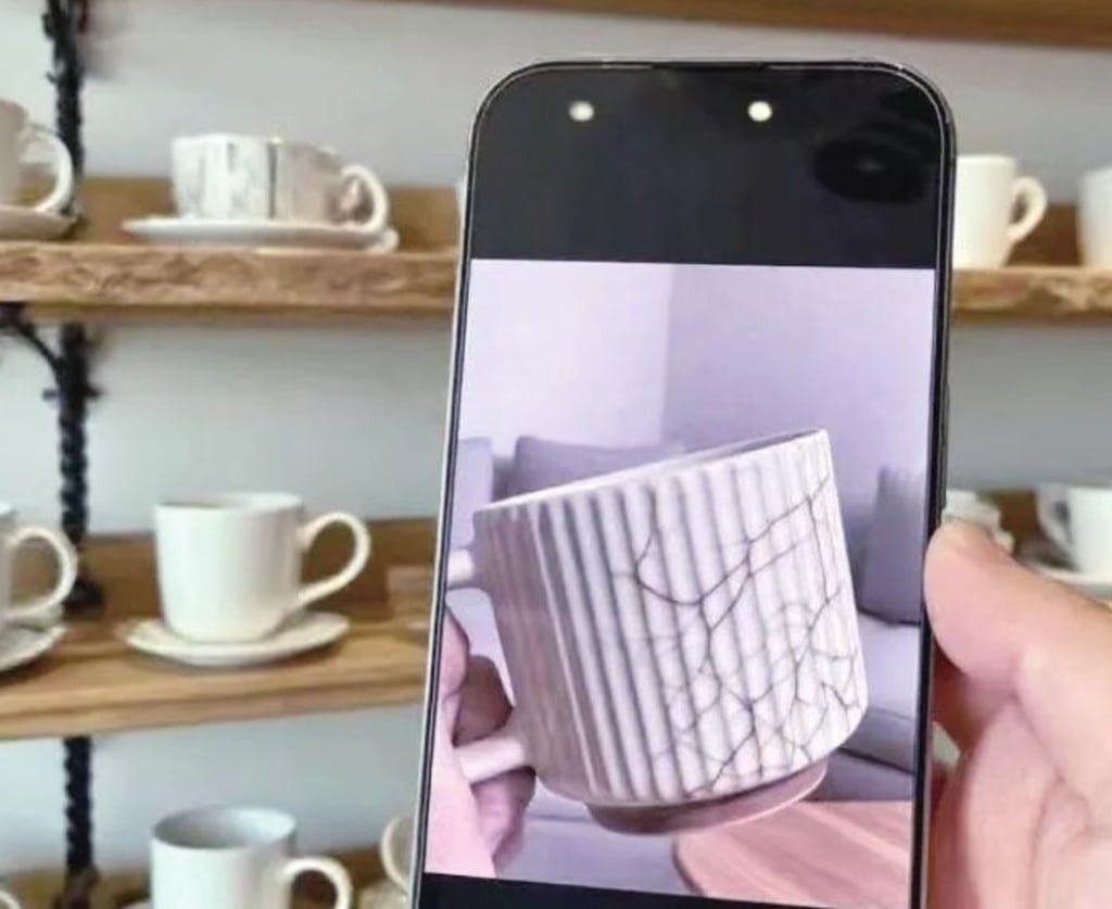 Một người bán hàng trực tuyến đã nhận được hình ảnh một chiếc cốc bị nứt được tạo bằng AI.