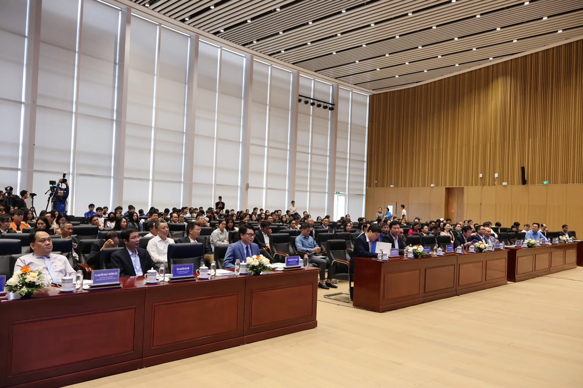 Toàn cảnh Diễn đàn Chuyển đổi số thành phố Hải Phòng năm 2025 với chủ đề “Kiến tạo thành phố số - Khát vọng kỷ nguyên mới” sáng 24/12.