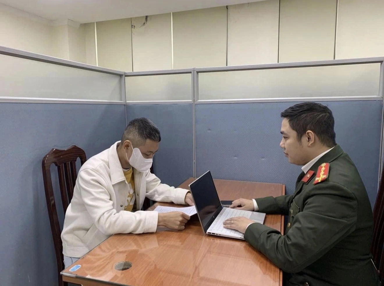 Đối tượng V.T.Đ bị xử phạt vi phạm hành chính vì chia sẻ thông tin giả mạo, xuyên tạc trên không gian mạng.