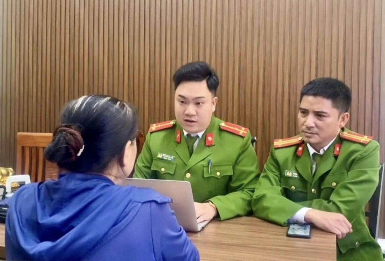 Công an phường làm việc với bà T. 