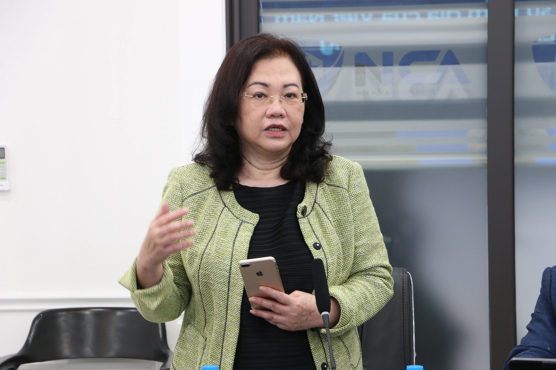 Bà Nguyễn Thị Hoàng Anh chia sẻ ý kiến tại hội thảo