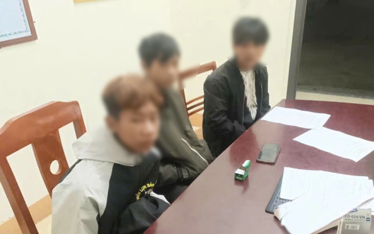 3 thiếu niên được Công an xã Đông Cuông kịp thời giải cứu.