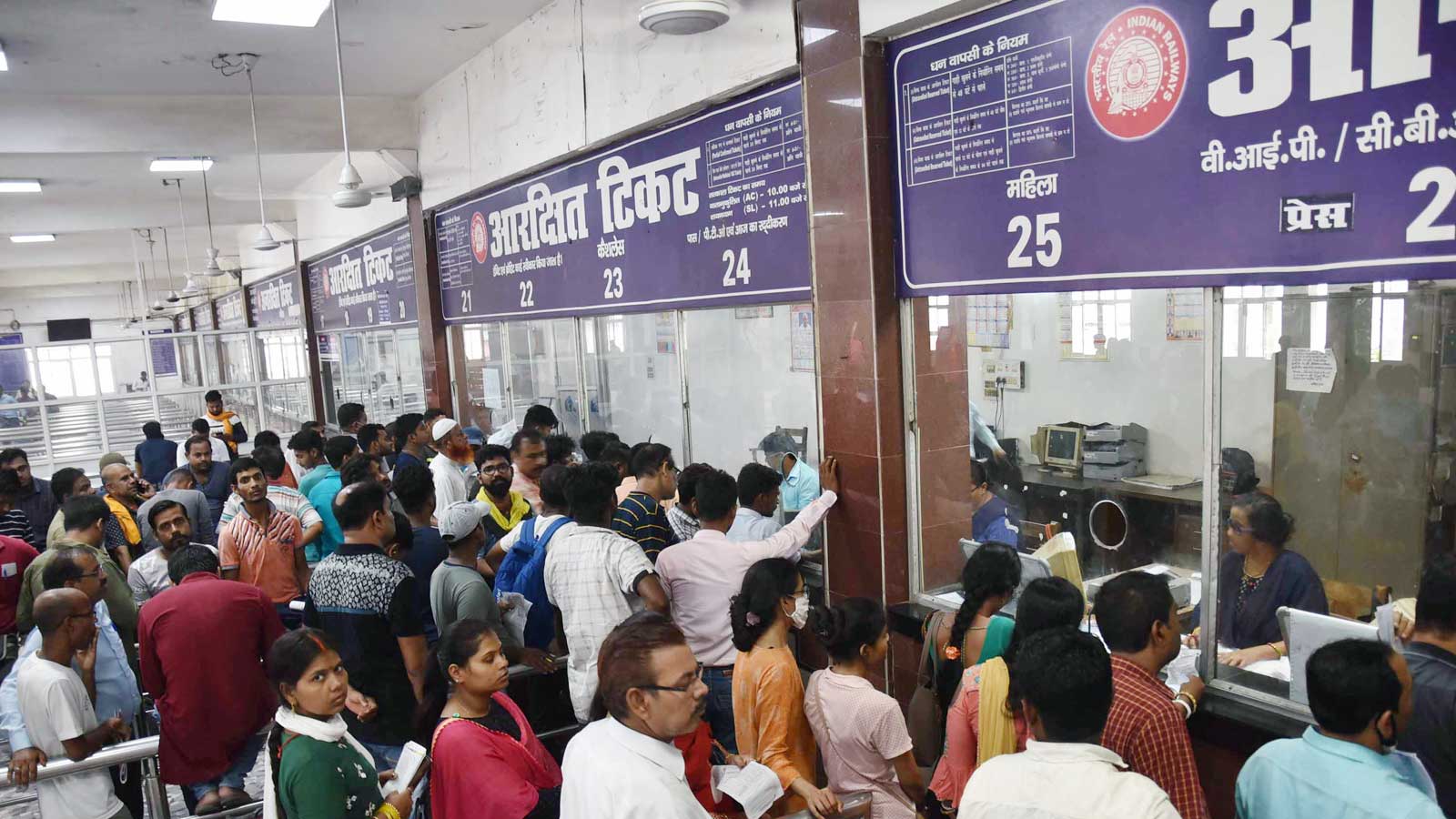 Một quầy bán vé đường sắt Ấn Độ. Ảnh DD News