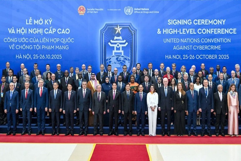 Đại diện các quốc gia dự Lễ ký Công ước Hà Nội chụp ảnh lưu niệm