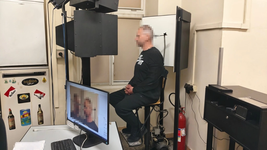 Một hacker người Ukraine tại cơ quan cảnh sát Ba Lan. Ảnh GB Hacker