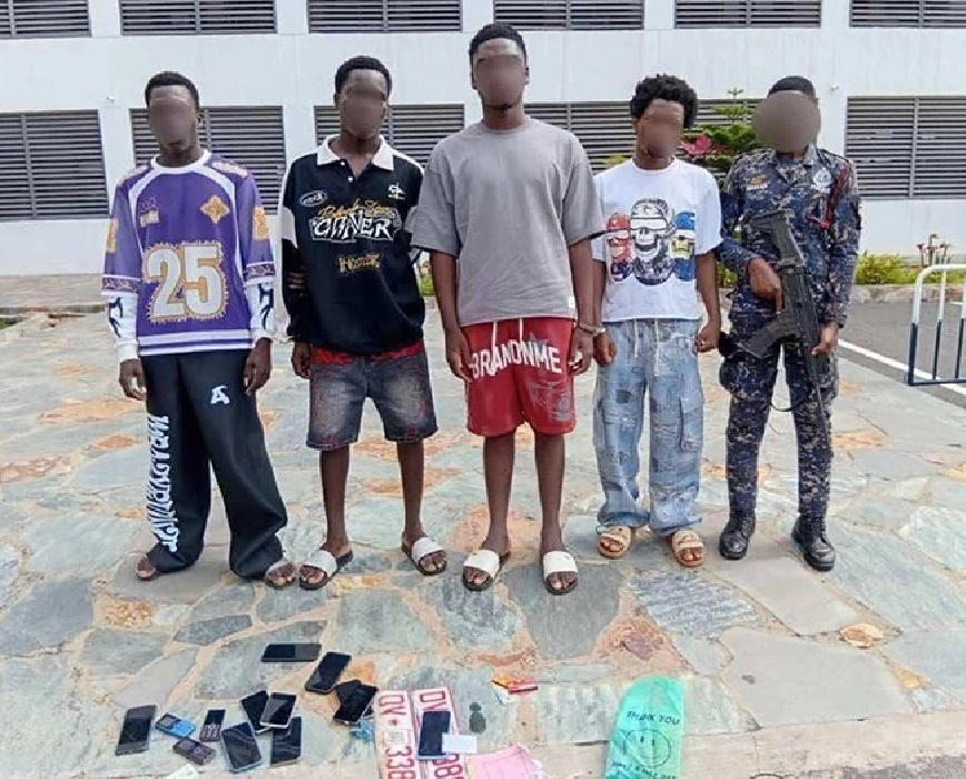 Các nghi phạm lừa đảo mạng bị bắt giữ tại Ghana, hơn 100 thiết bị kỹ thuật số đã bị thu giữ. Ảnh Europol