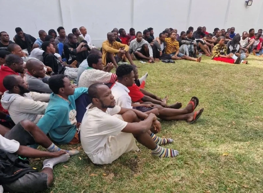 Nhóm nghi phạm mạng bị cơ quan chức năng Ghana bắt giữ. Ảnh The Street Journal