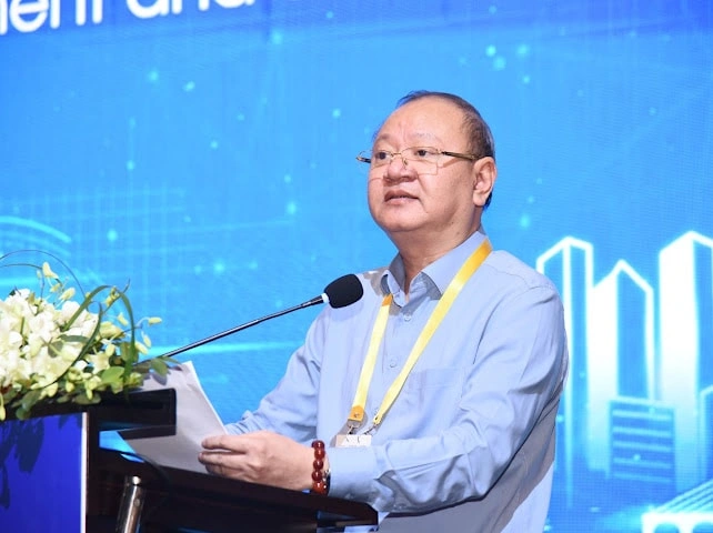 Phó Giám đốc Trung tâm Phục vụ hành chính công TP Hà Nội Hoàng Văn Bằng chia sẻ về nguyên tắc ứng dụng AI lấy người dân làm trung tâm tại phiên hội thảo chuyên đề.