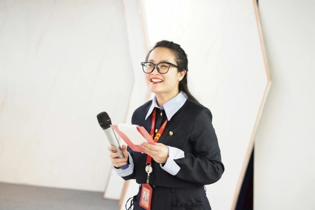 Ngọc Ánh trong vai trò MC tại một sự kiện nội bộ của ROX Group.