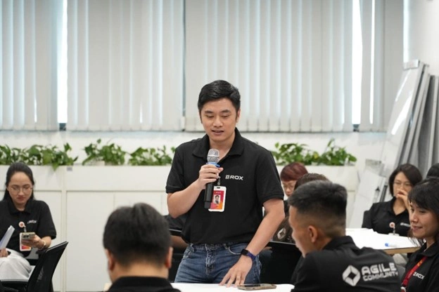 Hoàng Nam chia sẻ ý kiến trong sự kiện Agile Community của Tập đoàn