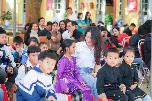 Quỳnh Vinh (áo trắng) trong hành trình ROX Share - Cùng em tới trường tại Lào Cai.