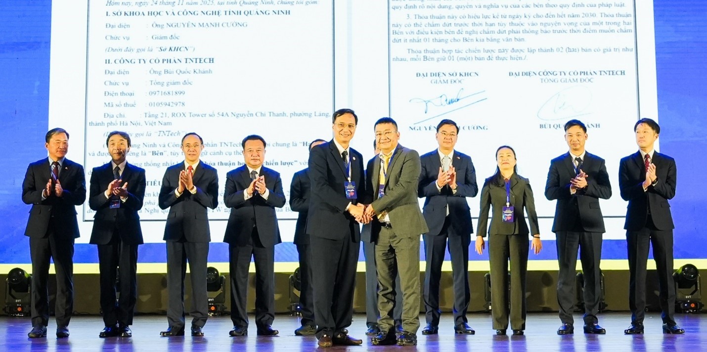 Ông Bùi Quốc Khánh, TGĐ TNTech (bên phải) và đại diện Sở KH&CN Quảng Ninh tại buổi ký kết biên bản ghi nhớ