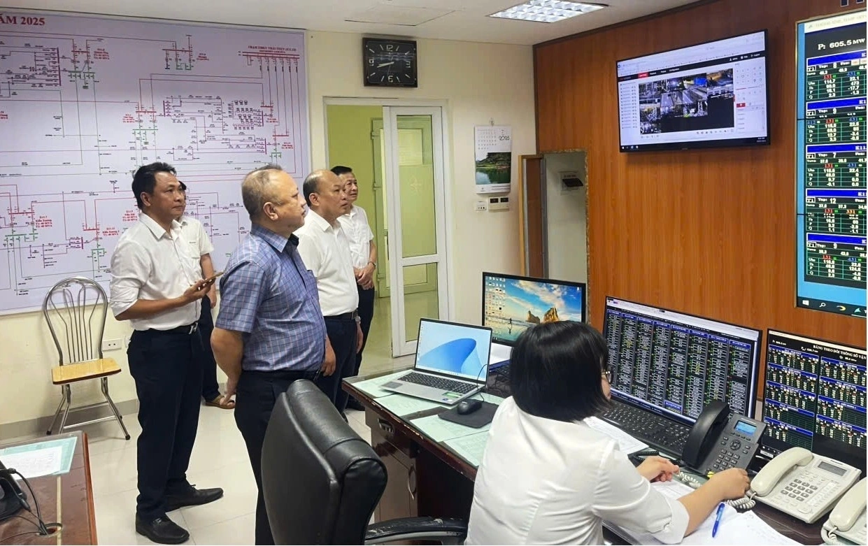 Ông Vũ Anh Phương - Phó Tổng Giám đốc Tổng công ty (áo kẻ) kiểm tra công tác vận hành tại TTĐKX