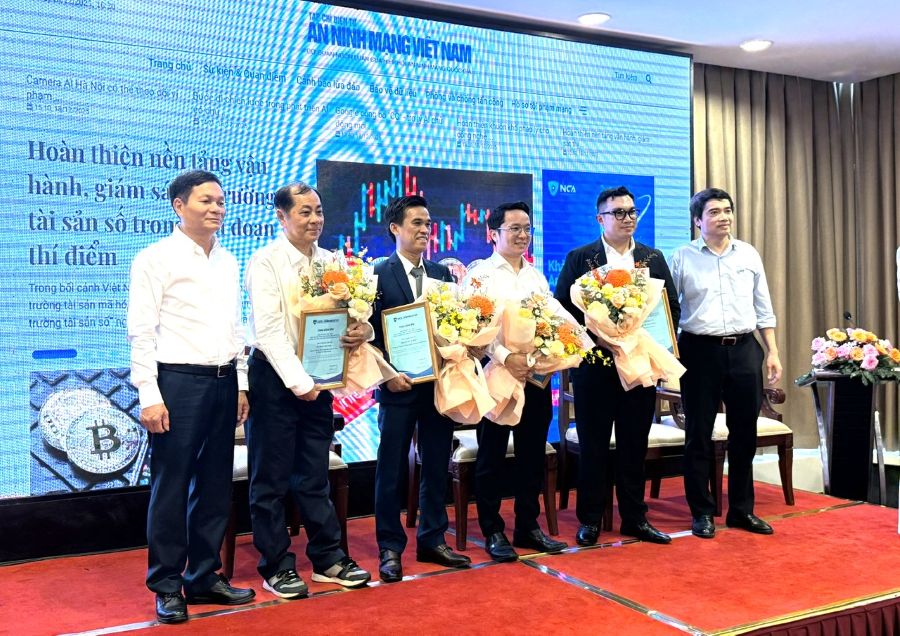 Thiếu tướng, Tiến sĩ Lê Minh Mạnh - Chi hội trưởng Chi hội phía Nam, Hiệp hội An ninh mạng Quốc Gia (bìa trái) và Tổng Biên Tập Tạp chí điện tử An ninh mạng Việt Nam Nguyễn Tất Hồng Dương tặng hoa các chuyên gia, diễn giả tại hội thảo. Ảnh: Đỗ Doãn